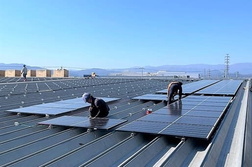 自家消費型太陽光発電_施工風景