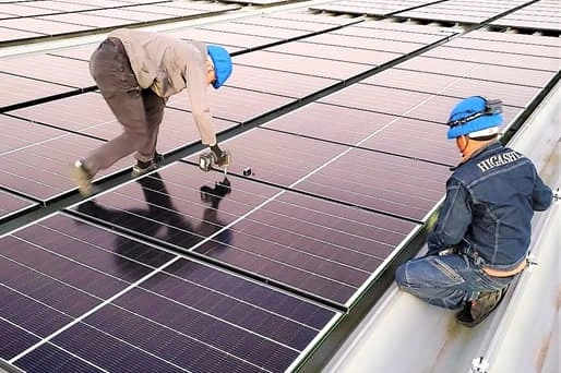 自家消費型太陽光発電_施工風景