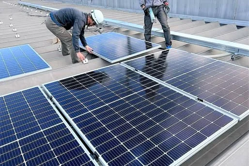 自家消費型太陽光発電_施工風景