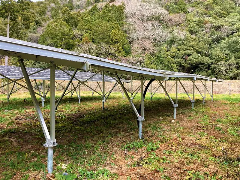 太陽光発電のトラブル_杭の沈下によるパネルの歪み 