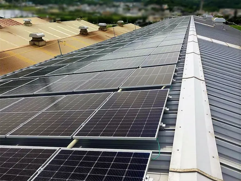 鉄鋼業工場_ハゼ式折板屋根_太陽光発電導入_沖縄県西原